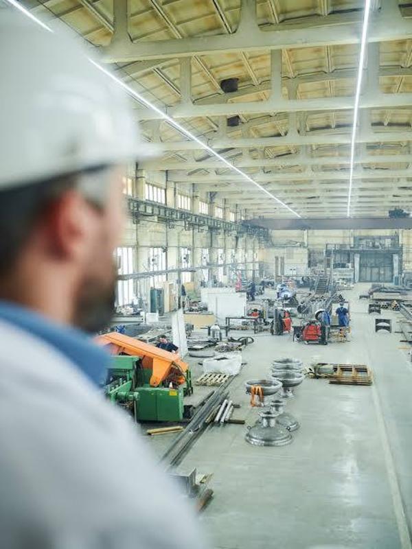 Chão de fábrica conectado, monitoramento de OEE e engenharia de custos industriais